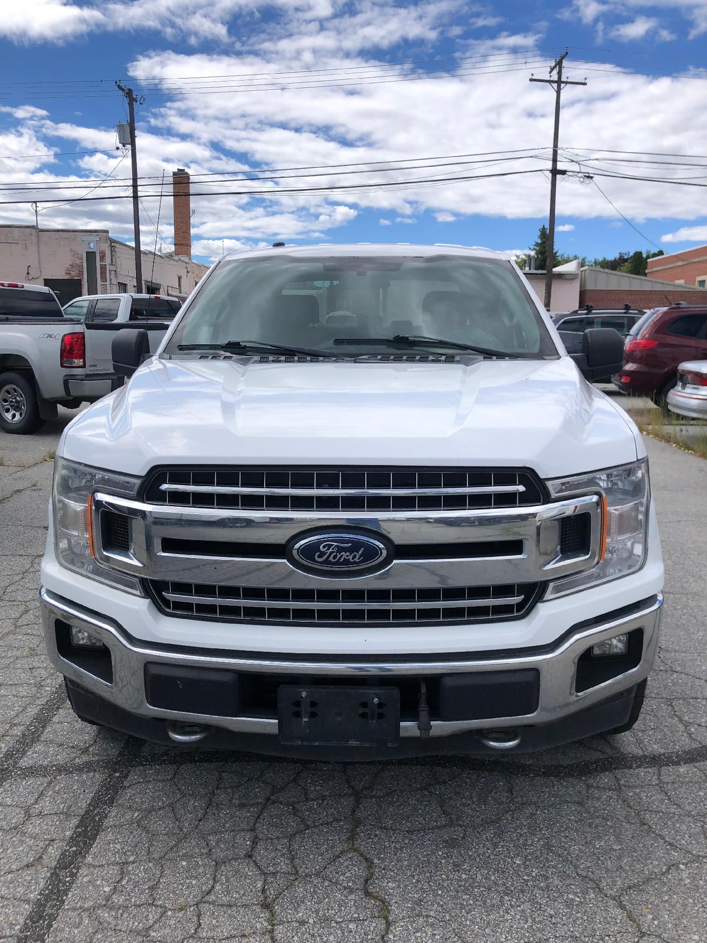 2018 Ford F-150 XL 4WD SuperCrew 5.5' Box in Oxford White — front three-quarter view