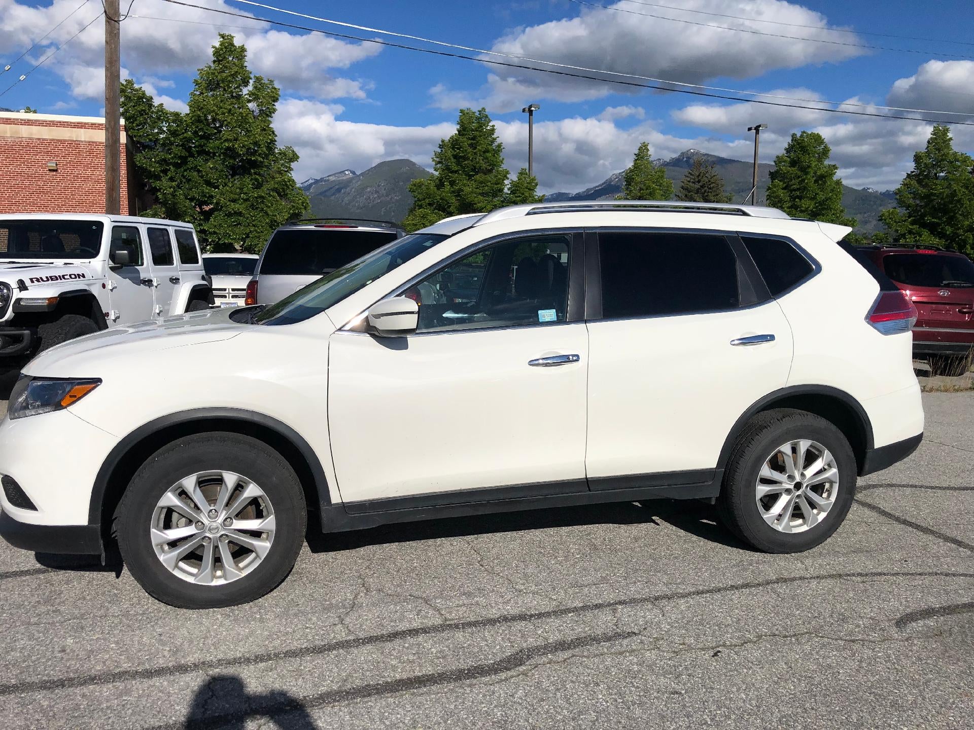 2016 Nissan Rogue AWD 4dr SV in White — front three-quarter view